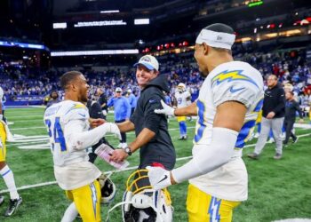 Jugadores de los Chargers celebrando el triunfo ante Colts con el entrenador en jefe, Brandon Staley.