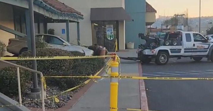 Un auto perdió el control y termino impactando locales comerciales de Las Américas en San Ysidro