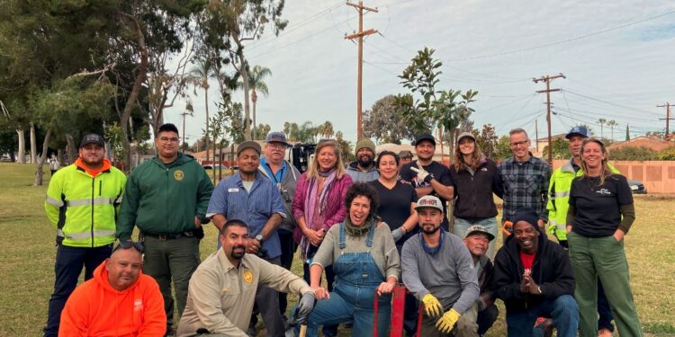 Comunidad de Chula Vista comprometidos con el medio ambiente plantan 100 árboles nuevos en la ciudad