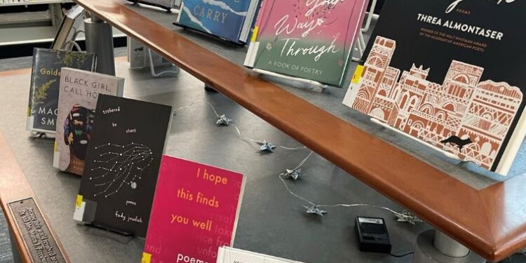 La biblioteca pública de Coronado ya ofrece opción de autopago con teléfono inteligente