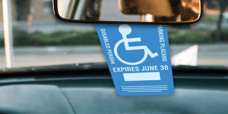 Conductores con pase de estacionamiento de discapacidad en California ahora podrán renovarlo en línea