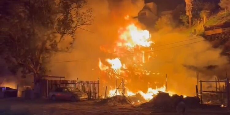 Fuerte incendio quema 15 casas en víspera de Navidad en Tijuana