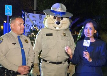 California Highway Patrol distribuye juguetes en San Diego