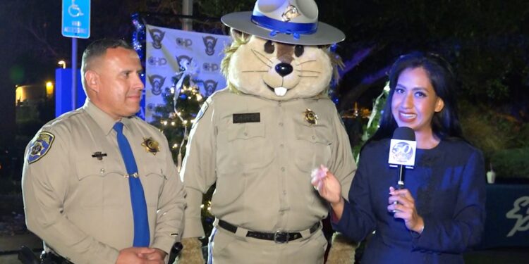 California Highway Patrol distribuye juguetes en San Diego
