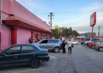 Incendian autos frente a restaurante de comida china en Tijuana