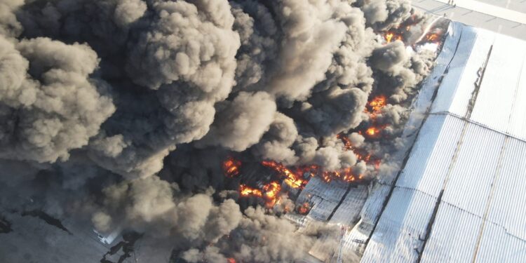 Evacuan fábricas por incendio en Tijuana