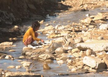 Migrantes viven el difícil acceso a su casa donde residen más de 600 personas