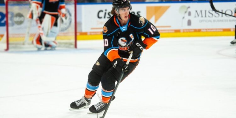 Josh Lopina moviendo el puck en la victoria ante los Admirals.