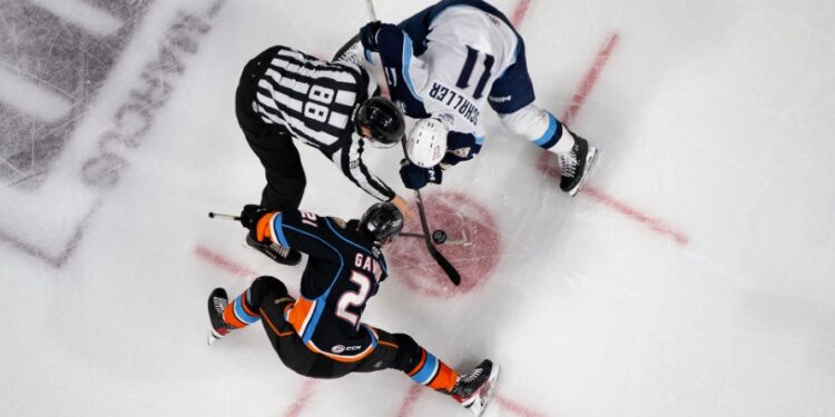 La caída del puck en el duelo entre Gulls y Admirals.