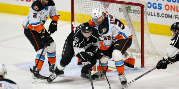 Los Gulls intentaron quitarle el puck al Reign pero no pudieron hacerlo.