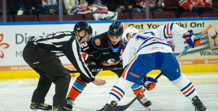 El puck por caer en el duelo entre Gulls y Condors.