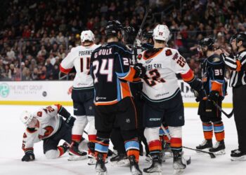 Benoit-Olivier Groulx entre un mar de jugadores rivales sobre el hielo en el valle de Coachella.