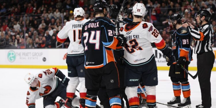 Benoit-Olivier Groulx entre un mar de jugadores rivales sobre el hielo en el valle de Coachella.