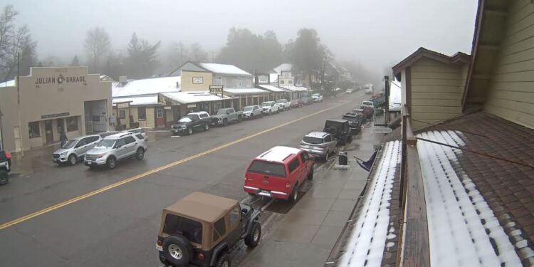 Cae nevada en las montañas de San Diego tras serie de lluvias