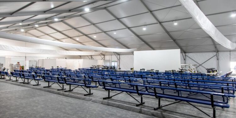 Abren nuevo centro de procesamiento temporal para inmigrantes en Otay Mesa