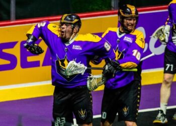 Austin Staats y Kevin Crowley festejando otro triunfo de las focas.