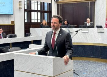 Toman protesta Junta de Supervisores Condado SD