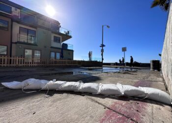 Residentes de Mission Beach sufren inundaciones por alto oleaje en la costa