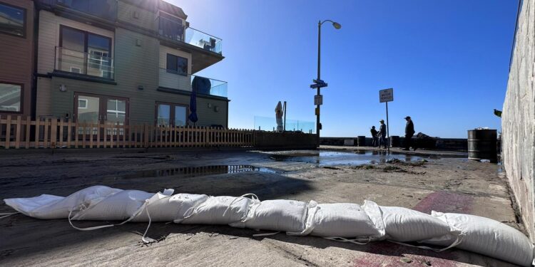 Residentes de Mission Beach sufren inundaciones por alto oleaje en la costa