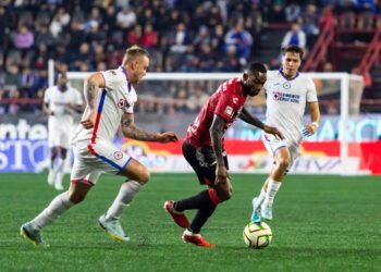 Fabián Castillo buscando alejarse de los defensores de Cruz Azul.