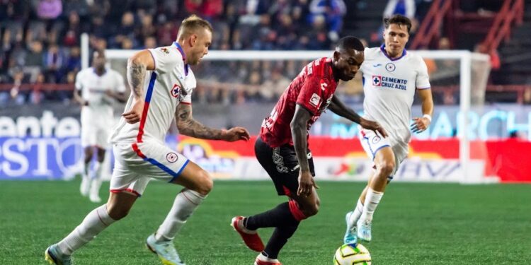 Fabián Castillo buscando alejarse de los defensores de Cruz Azul.