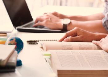 Abren convocatoria de becas para estudiantes universitarios locales en San Diego