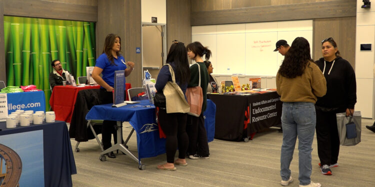 feria biligüe universitaria en San Marcos