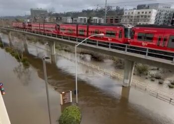 Aviso de inundación por el río San Diego en Fashion Valley en efecto hasta la madrugada del martes