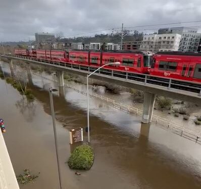 Aviso de inundación por el río San Diego en Fashion Valley en efecto hasta la madrugada del martes