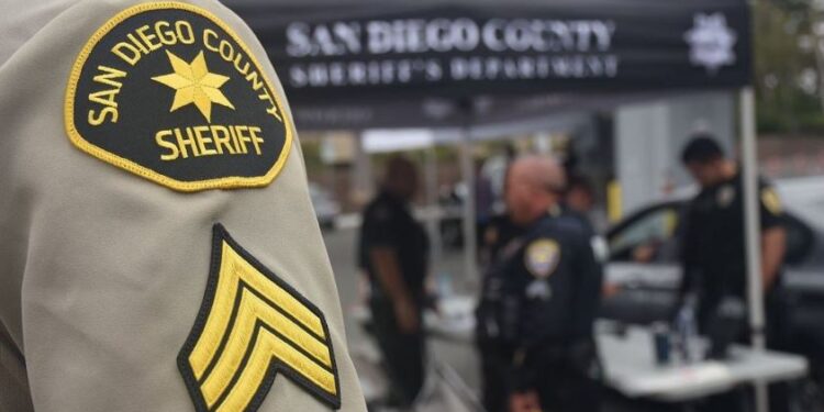 Sospechoso de homicidio en San Diego muere baleado por la policía en el este del condado