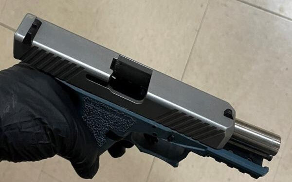 Arrestan a un estudiante de Alta Vista High school por portar un arma fantasma