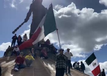 Se manifiestan en Tijuana por el INE