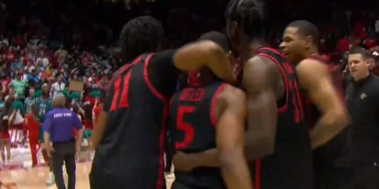 Los jugadores de los Aztecs festejando con Lamont Butler tras su triple ganador ante los Lobos.