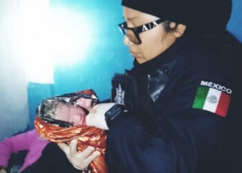 Agente de la policía de Tijuana ayuda durante parto
