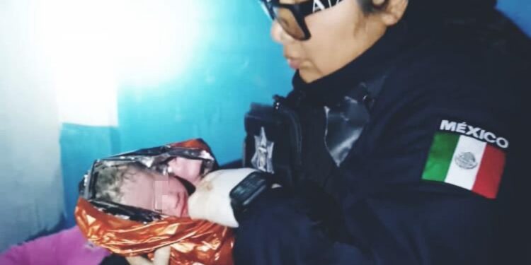 Agente de la policía de Tijuana ayuda durante parto