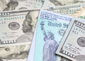 IRS: Contribuyentes que recibieron cheques de ayuda estatal en 2022, no tendrán que pagar impuestos federales sobre ello