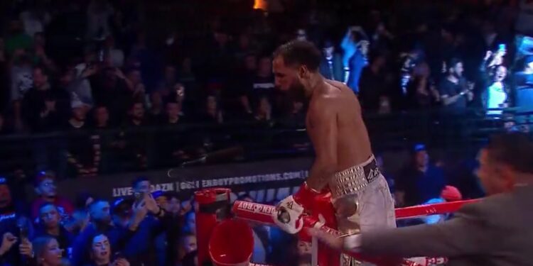 Luis "Panterita" Nery festejando su triunfo el sábado por la noche en Pomona.