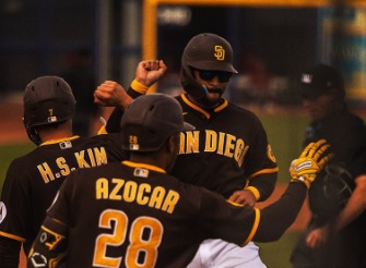 Trent Grisham llegando a home y festejando su cuadrangular con Ha-Seong Kim y José Azocar.