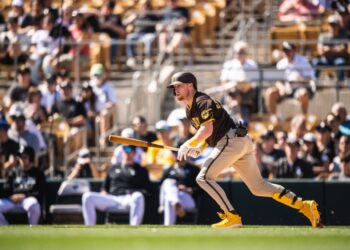 Jake Cronenworth conectando un imparable ante los White Sox.