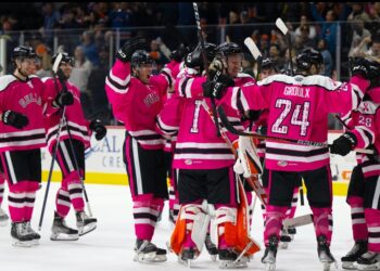Los jugadores de Gulls celebrando el triunfo en tiempo extra ante los Firebirds.