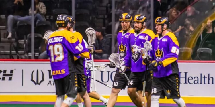 Jugadores de los Seals celebrando una anotación ante Panther City.