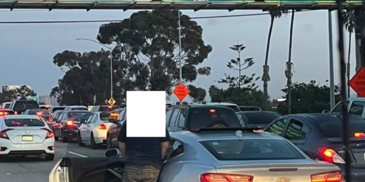 Hombre tiene que hacer del baño ante larga espera