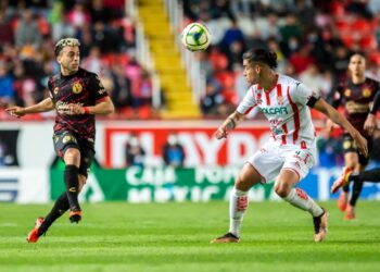 Lucas Rodríguez previo a ser expulsado en el empate ante Necaxa.