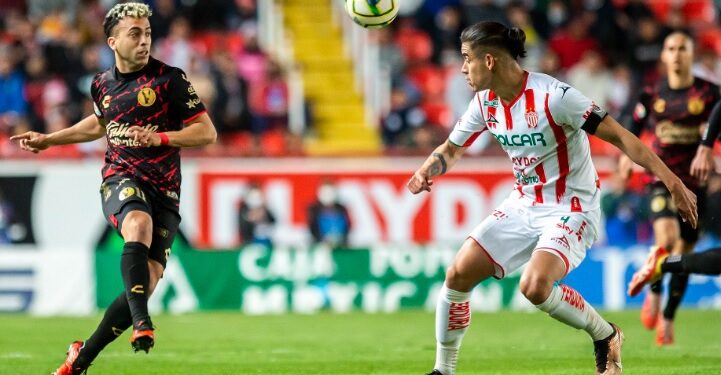 Lucas Rodríguez previo a ser expulsado en el empate ante Necaxa.