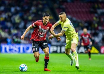 Ismael Govea batallando en la disputa de la pelota ante Jonathan Rodríguez.