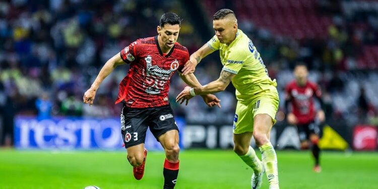 Ismael Govea batallando en la disputa de la pelota ante Jonathan Rodríguez.