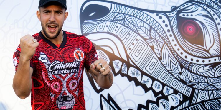 Lucas Cavallini en su presentación como nuevo jugador de Xolos.