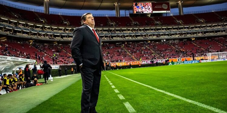 Miguel Herrera previo al inicio del juego ante Chivas en su regreso al frente de Xolos.