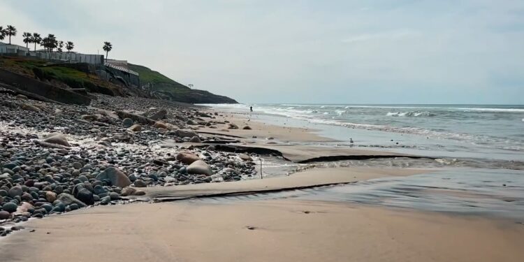 Derrame de aguas negras en Tijuana cruza a San Diego