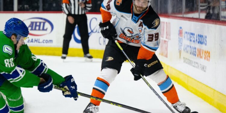 Nikolas Brouillard sobre el hielo del Pechanga Arena en la derrota ante los Canucks.